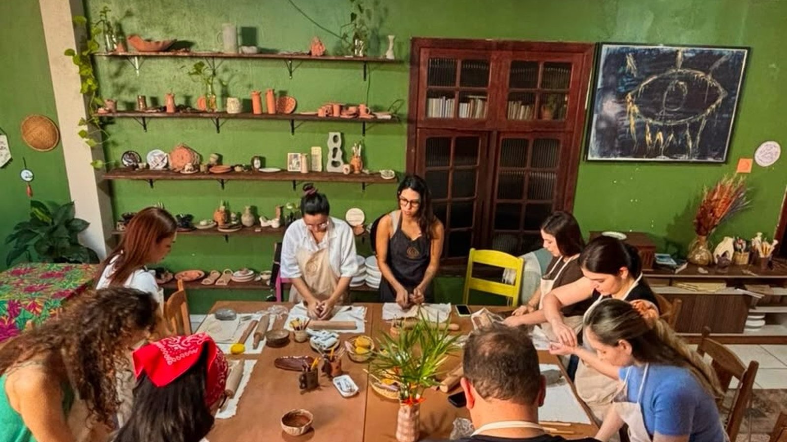 Turma reunida na mesa da oficina