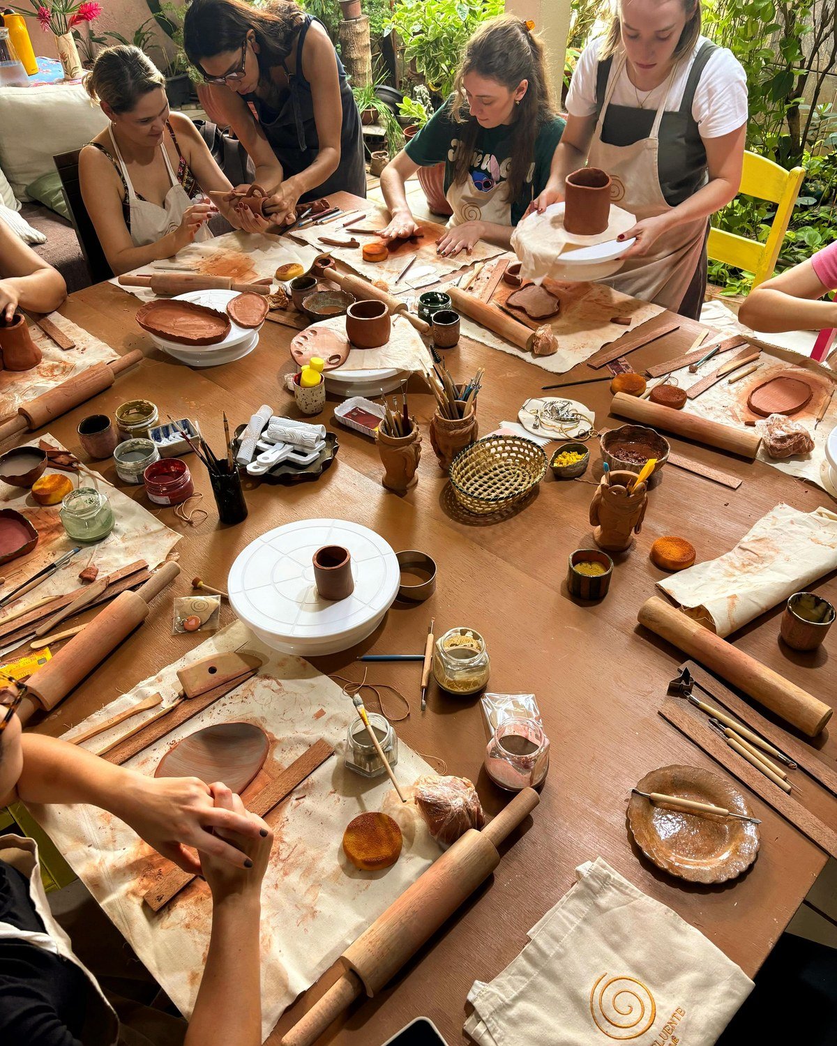 Mesa do ateliê com ferramentas e peças